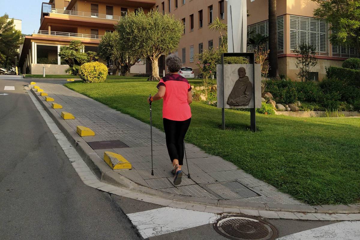Una anciana practicando la marcha nórdica en los alrededores del Hospital San Rafael de Barcelona (Foto: Hospital San Rafael)